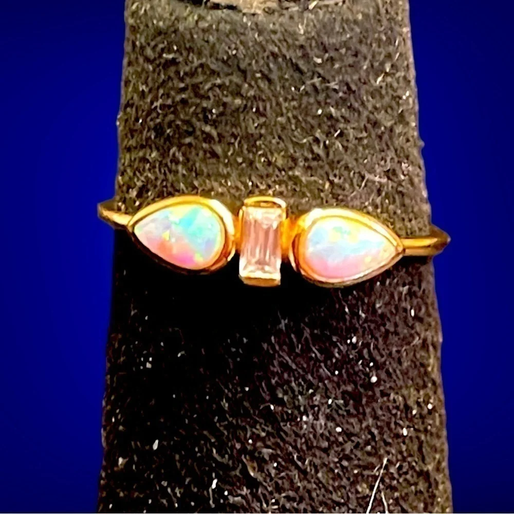 NEW‎ Gold and Opal ring